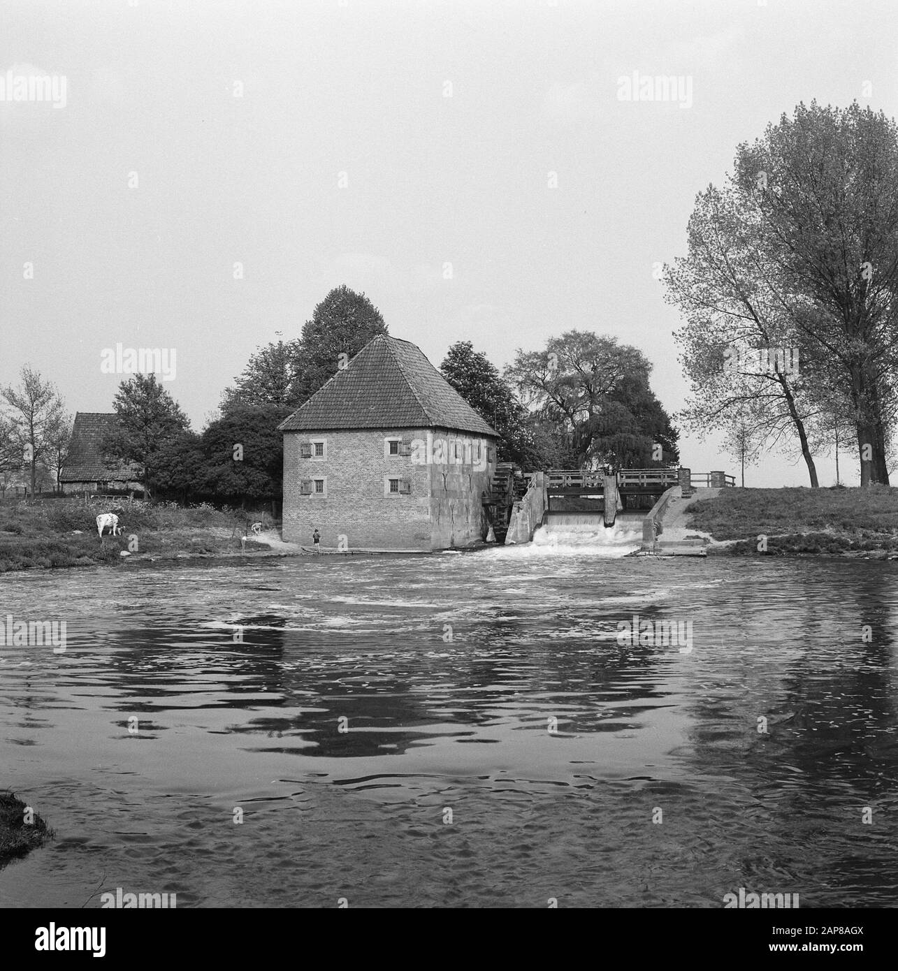 The Mallumse mill near Eibergen (gem. Berkelland) located on the river Berkel. The mill was part of the Hof in Mallum and was first mentioned in 1188 in the goods list of the Counts Van Dale from Diepenheim. According to an act of 1430, there is a question of a straitmill. The inhabitants of Eibergen and the surrounding area were obliged to have their choirs grind here. Cornmill building with the year 1748 above the side door, pointing to rebuilding after fire. The year 1755 also indicates rebuilding after fire. Until 1943 in use as a corn mill. In 1948 partially collapsed Restored under the l Stock Photo