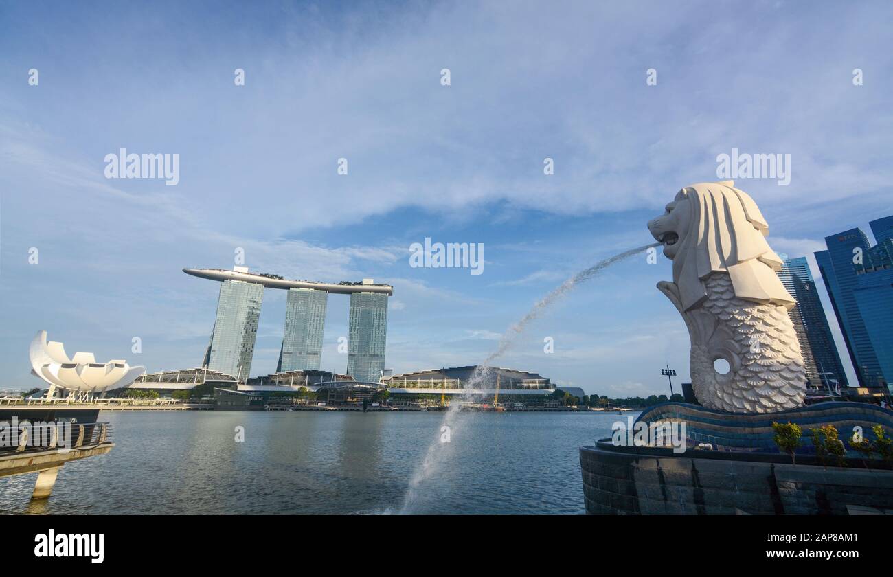 Merlion statue at marina bay hi-res stock photography and images - Alamy