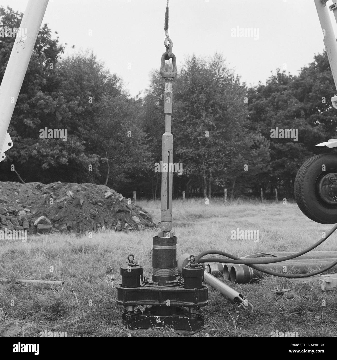 deep-ground drilling rigs, percussion machines, pilcon Date: September 1967 Keywords: deep-ground drilling rigs, percussion devices Personal name: pilcon Stock Photo