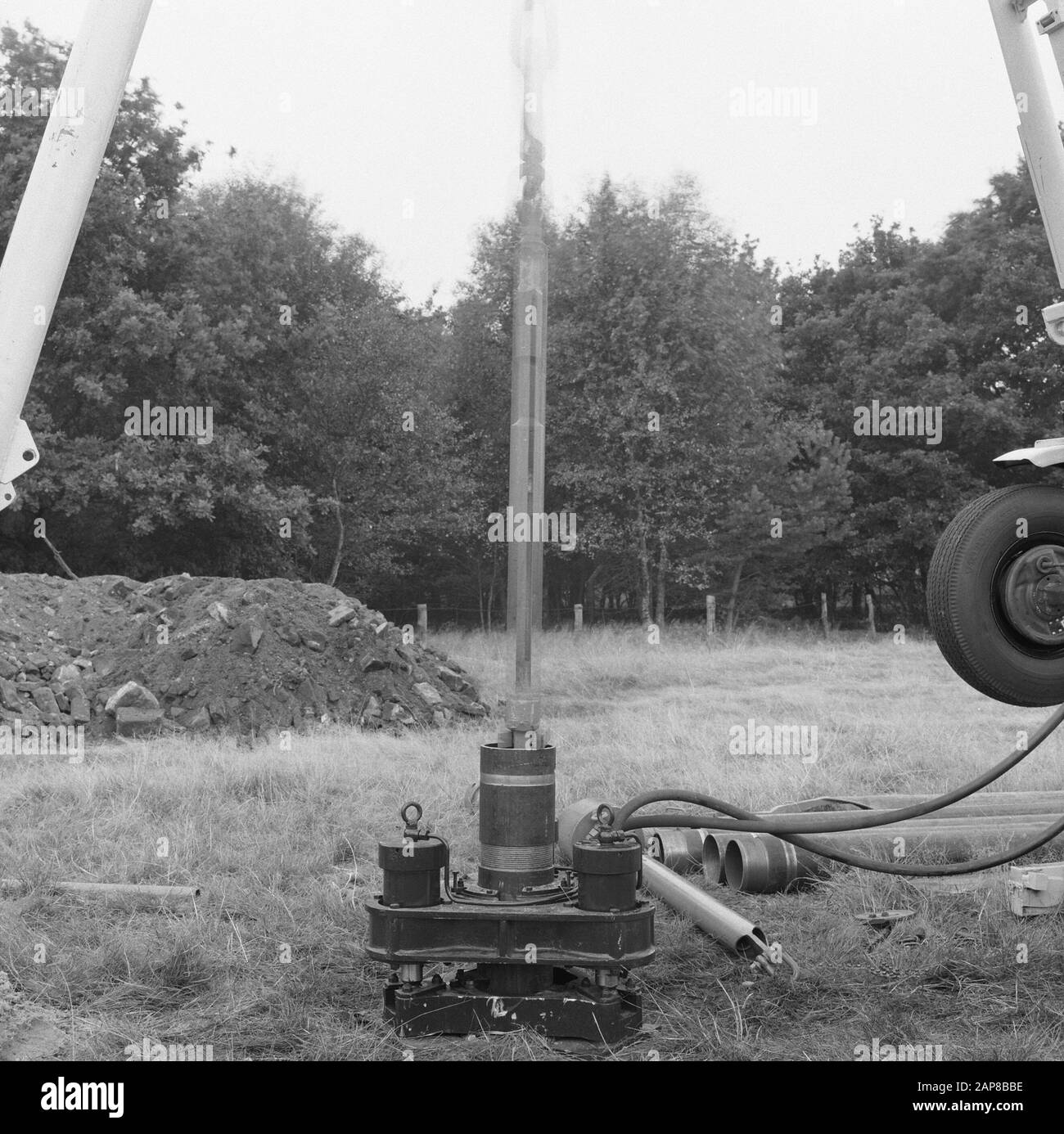 deep-ground drilling rigs, pull-out, rods, punching machines, soil ...