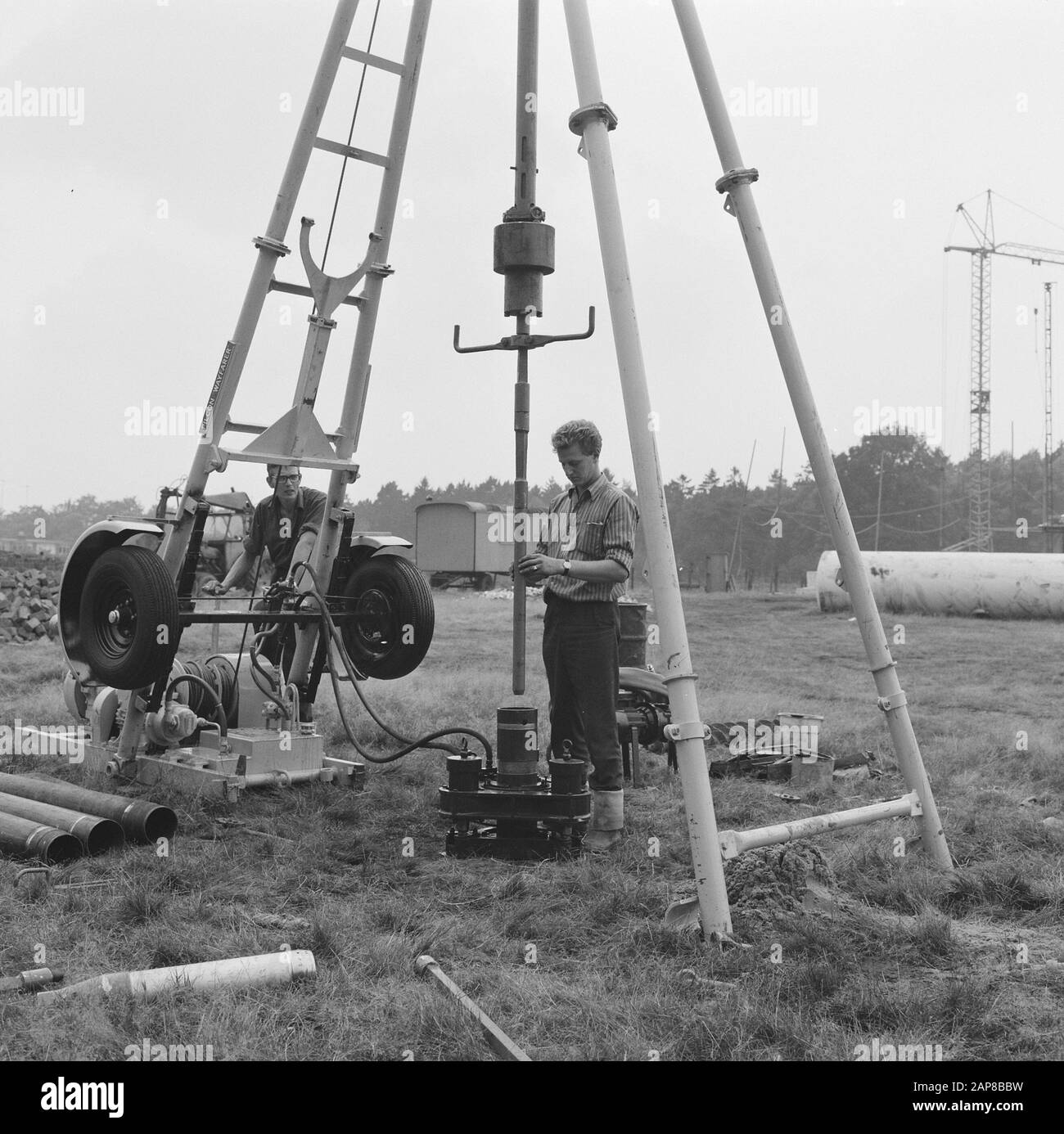 deep-ground drilling rigs, soil samples, percussion machines, pilcon Date: September 1967 Keywords: deep-ground drilling rigs, soil samples, percussion devices Personal name: pilcon Stock Photo