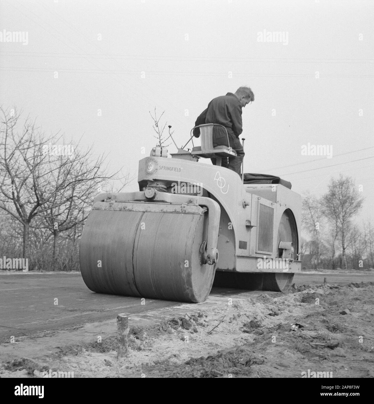 construction and improvement of roads, dikes and savings basins, rolling,  tandem rolling, workers Date: april 1960