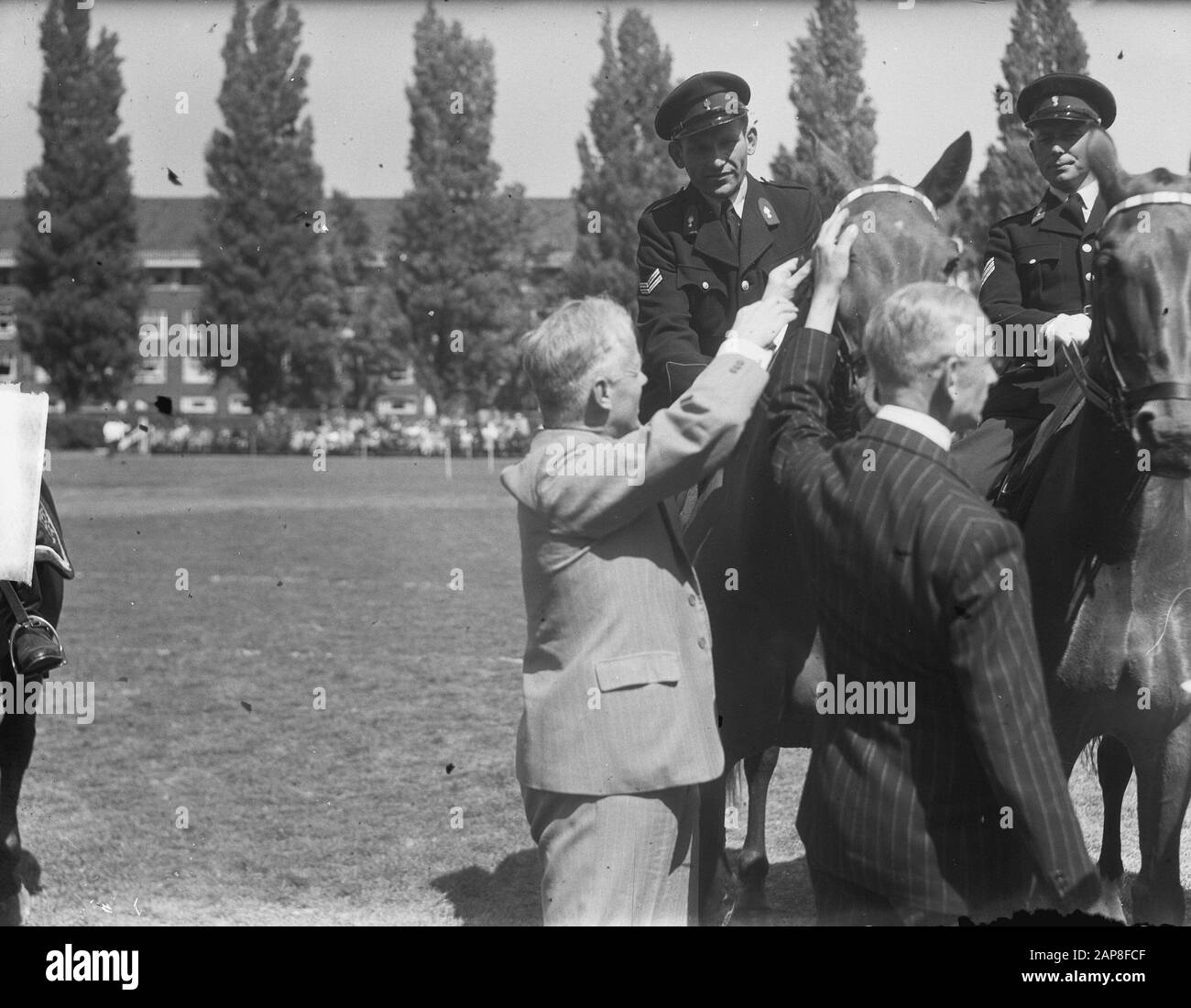 Amsterdam ridden police jubileum around barrel organ Date: June 17, 1950 Keywords: POLICE, barrel organs, jubilee, horses Stock Photo