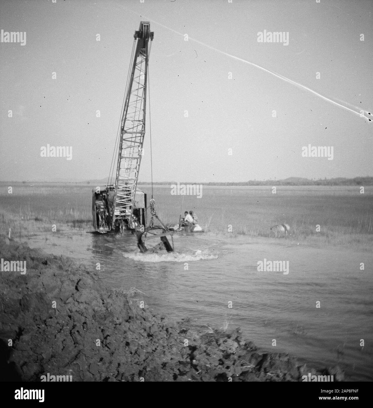 workers, draglines, work Date undated Keywords workers, draglines