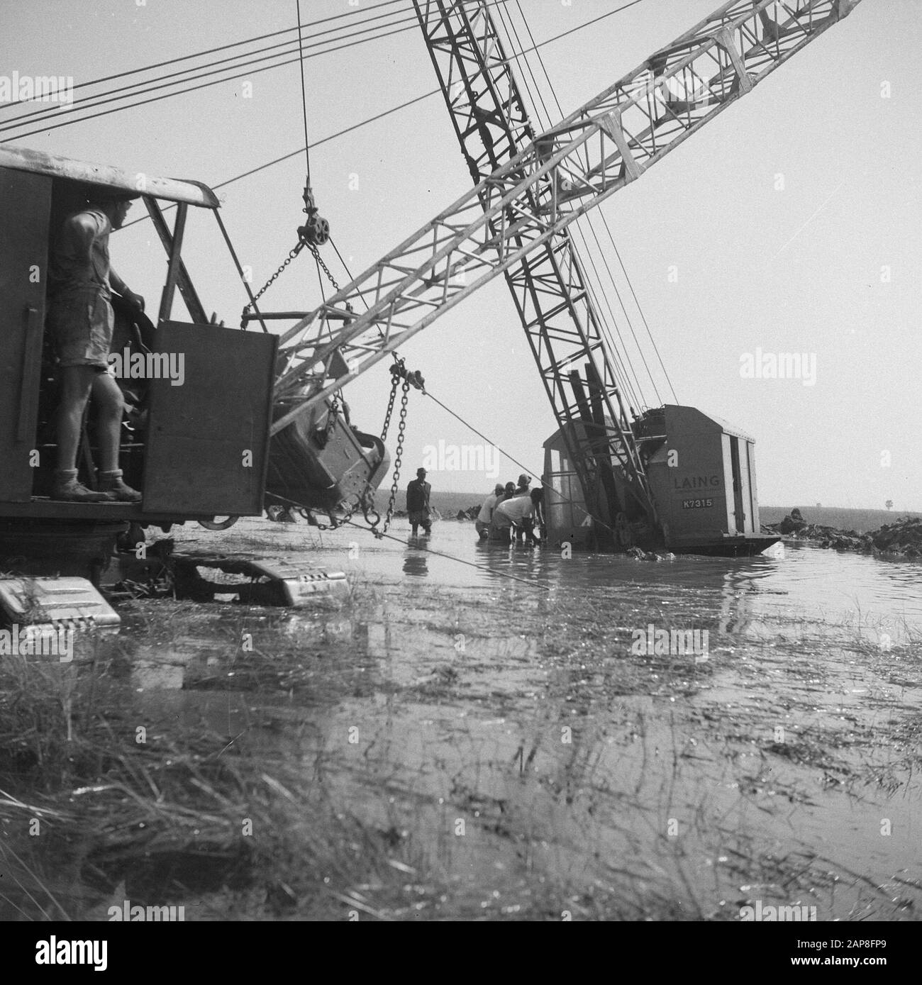 workers, machines, tools, draglines Date undated Keywords workers