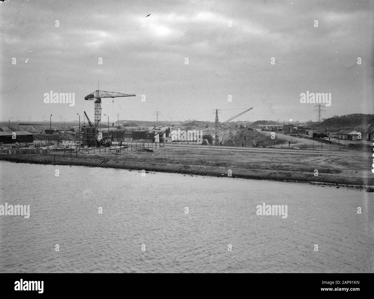 Construction Velsertunnel construction pit in canal north side Date: December 8, 1955 Keywords: Channels, wells Settingsname: Velsertunnel Stock Photo