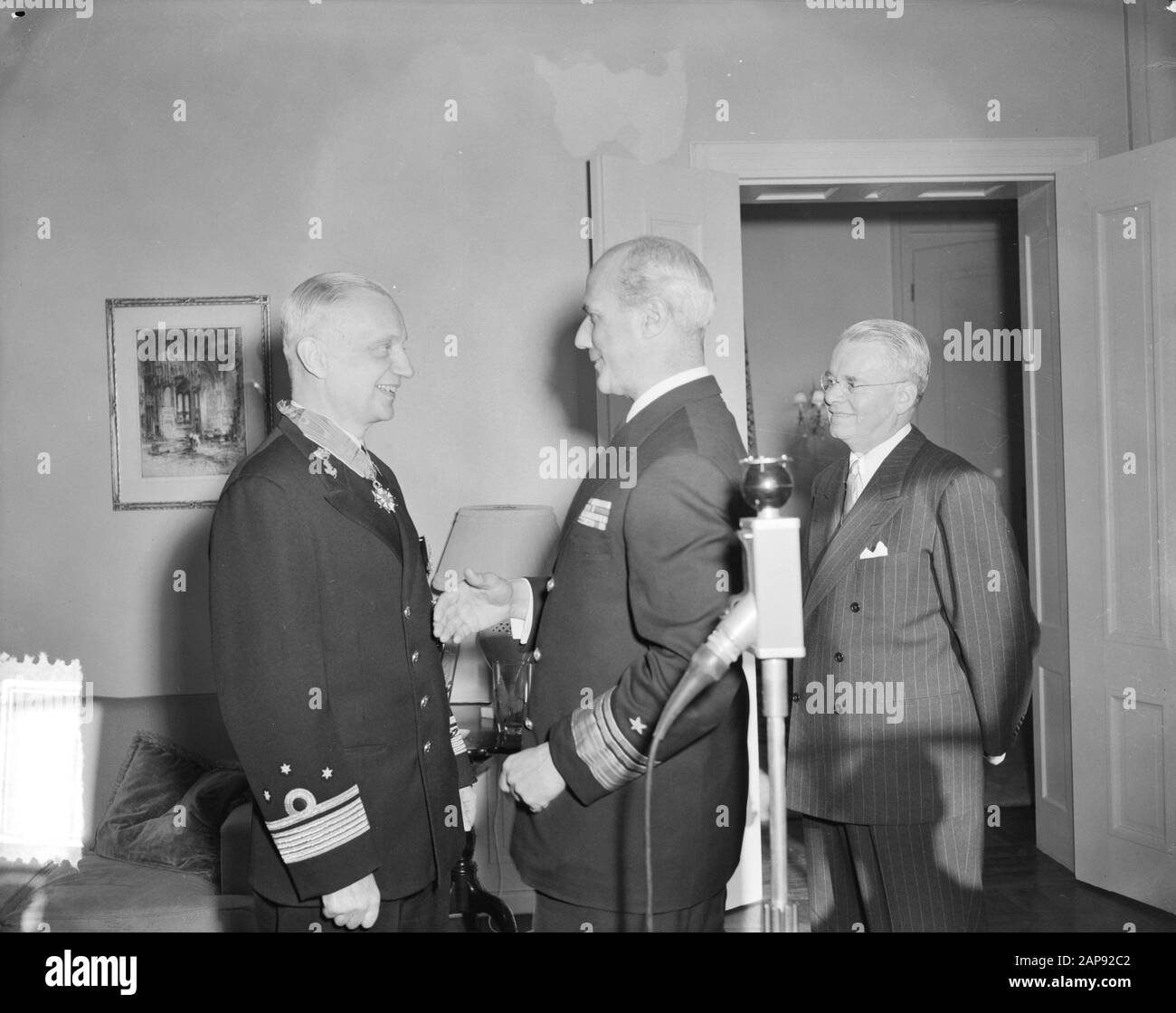 To the Dutch Deputy Admiral Van Foreest (left) is at the American Embassy in The Hague by the Ambassador C. Freeman Matthews (right) the command of the Legion of Merit awarded. In the middle the American Vice Admiral Wright Date: 25 January 1954 Location: The Hague, South Holland Keywords: diplomats, navy, officers, awards, receipts Personal name: Foreest of, Freeman Matthews C. Stock Photo