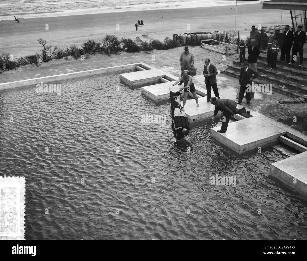 Floating emergency stretcher hi-res stock photography and images - Alamy