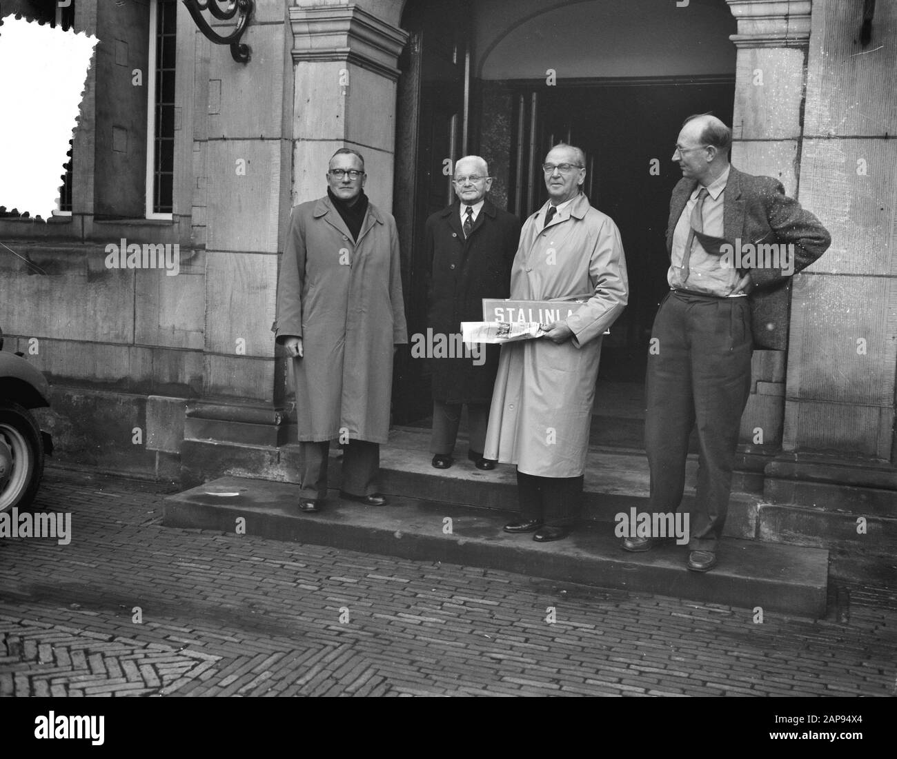 Amsterdam Stalinlaan becomes 4 Novemberlaan. Promoters with street sign for the town hall Date: 4 November 1956 Location: Amsterdam, Noord-Holland Keywords: offers, mayors Personal name: Stalinlaan Stock Photo