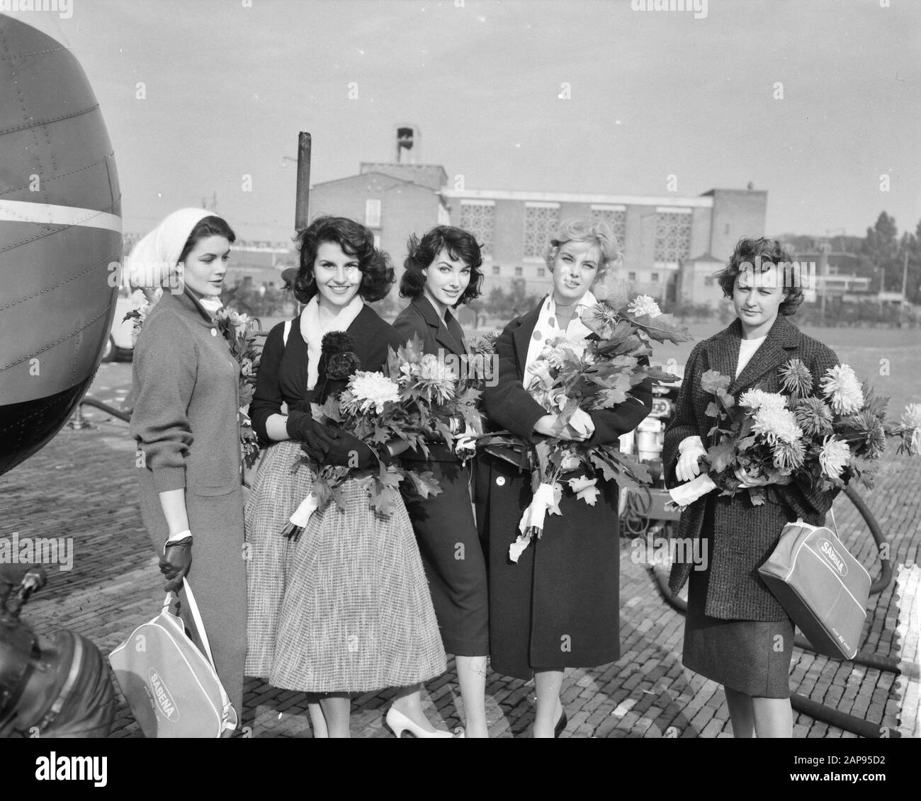 Arrival five beauty queens at Heliport in Rotterdam. From left to right: Miss Iceland, Runa Brynjolfsdottir, Miss France II, Monique Lambert, [FOLLOW TEXT MISSING] Date: 5 October 1957 Location: Rotterdam, Zuid-Holland Keywords: Miss elections, Women Personal name: Brynjolfsdottir, Runa, Lambert, Monique Stock Photo