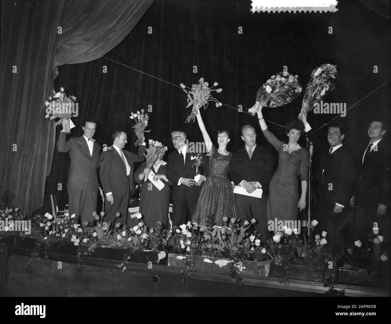 Farewell Family in concert hall Annotation: Radio cabaret 1952-1958 In  Liana Dorana, Kees Brusse and Hetty Blok. 2nd from right Cees Laseur. 2nd  from left Wim Ibo Date: 19 april 1958 Location:
