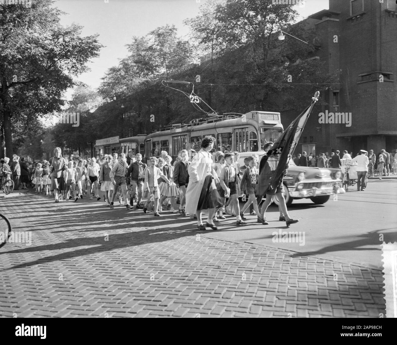 Beginning of the four-day evening in Amsterdam, children in the Sarphatistraat Date: 17 June 1959 Stock Photo