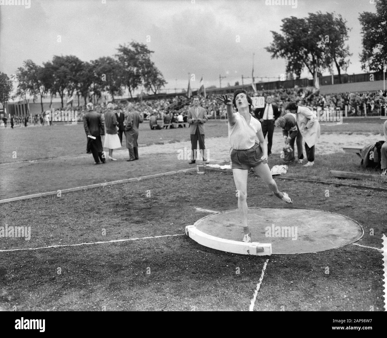Athletics Championships at the Nenijtobaan in Rotterdam Corry Van de Bosch of Toxandria during bullet shots Date: 12 July 1959 Stock Photo