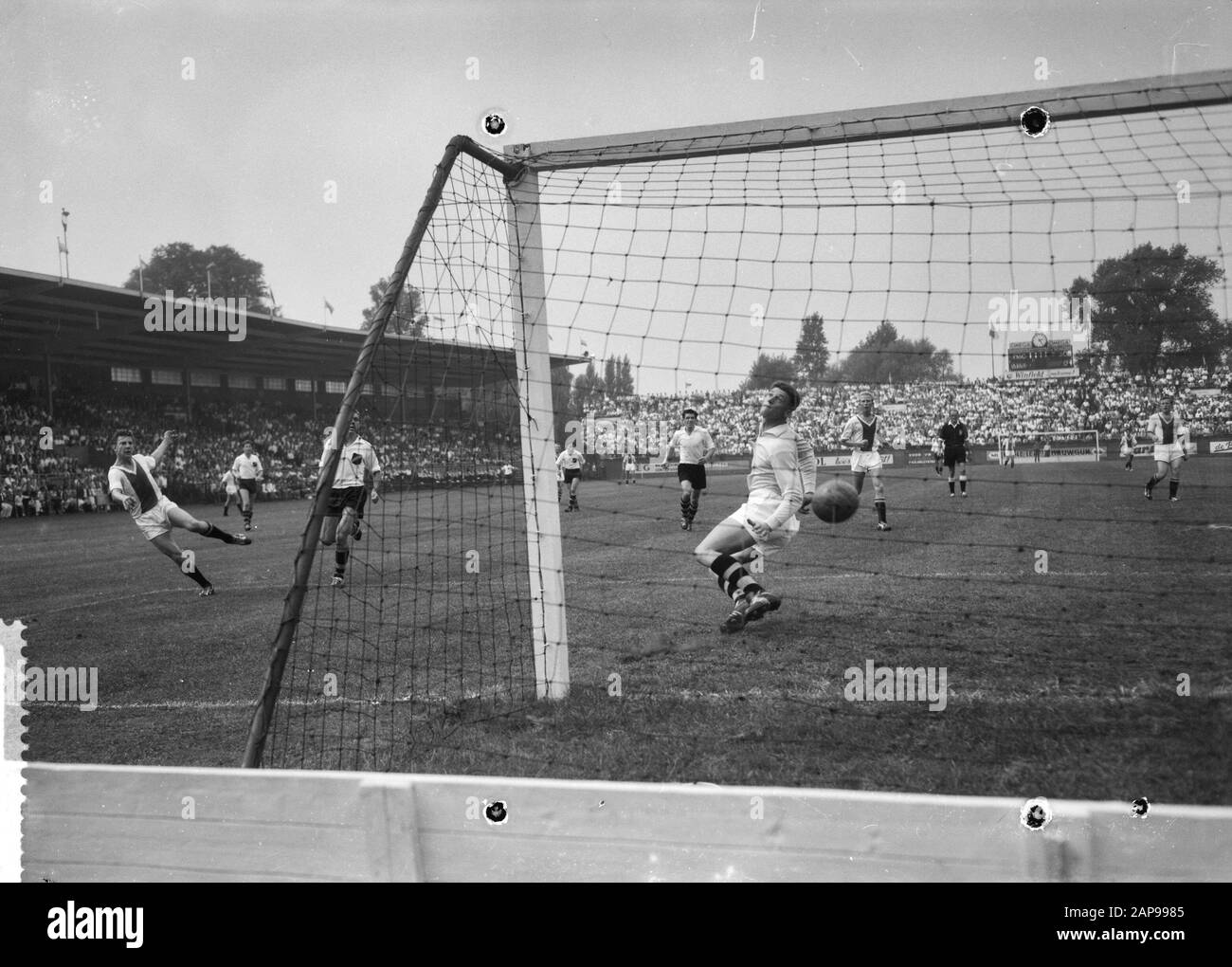 Ajax versus NAC 3-0, keeper De Rijk Date: 23 August 1959 Stock Photo