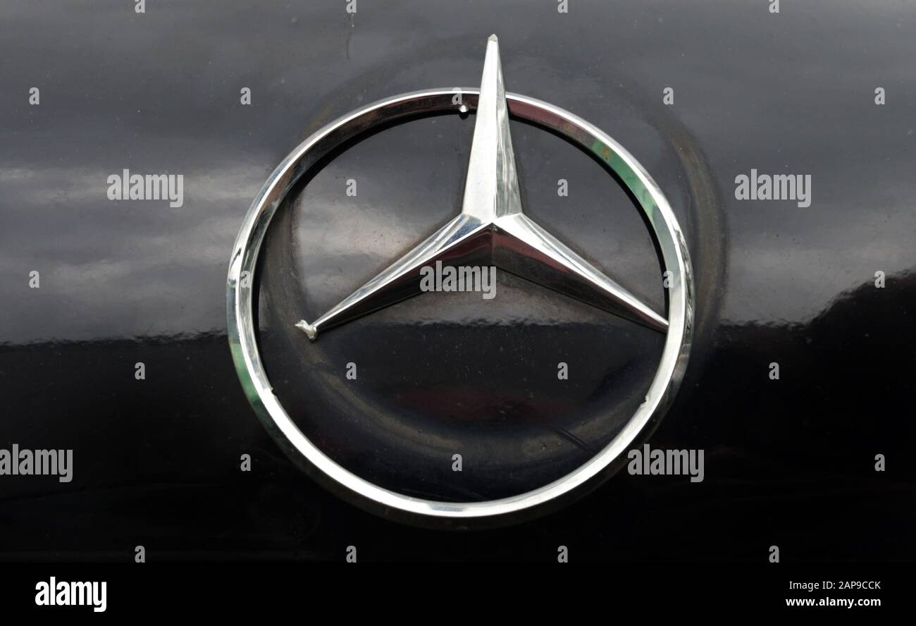 FILED - 25 July 2017, Bavaria, Betzigau: A damaged Mercedes star recorded on a Mercedes in a scrap yard. The worldwide recalls and proceedings in connection with the diesel scandal will cost the car manufacturer Daimler up to an additional 1.5 billion euros for 2019. Photo: Karl-Josef Hildenbrand/dpa Stock Photo