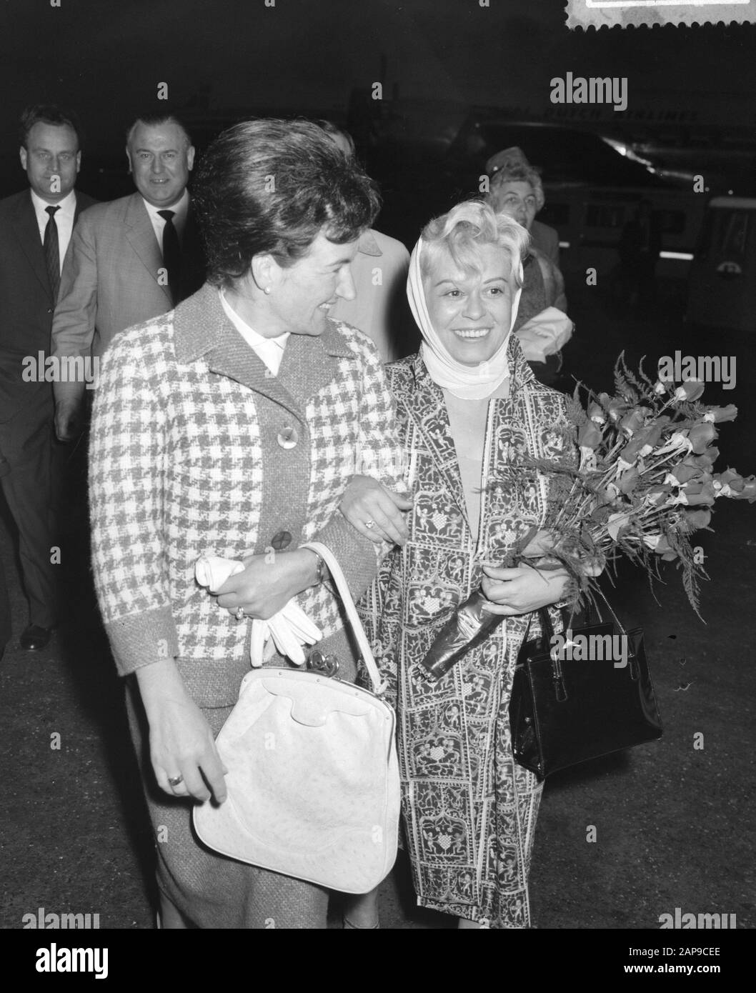 Arrival Italian director Federico Fellini and his wife the actress Giulietta Masina at Schiphol Airport. Giulllieta Masina (right) on the way to the arrivals hall Date: 9 June 1960 Location: Noord-Holland, Schiphol Keywords: arrivals, actresses, film directors, film stars, press conferences Personal name: Fellini Federico, Masina, Giullieta Stock Photo