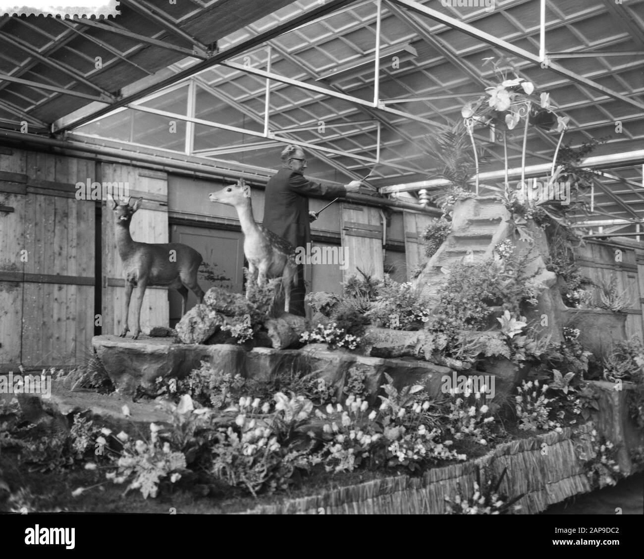 Belgian Day at Floriade, cars are adorned in the Aalsmeerder auction halls for the flower show Date: September 2, 1960 Keywords: FROWERLCORSOS, WARKS, auction halls Personal name: Flower corso Institution name: Floriade Stock Photo