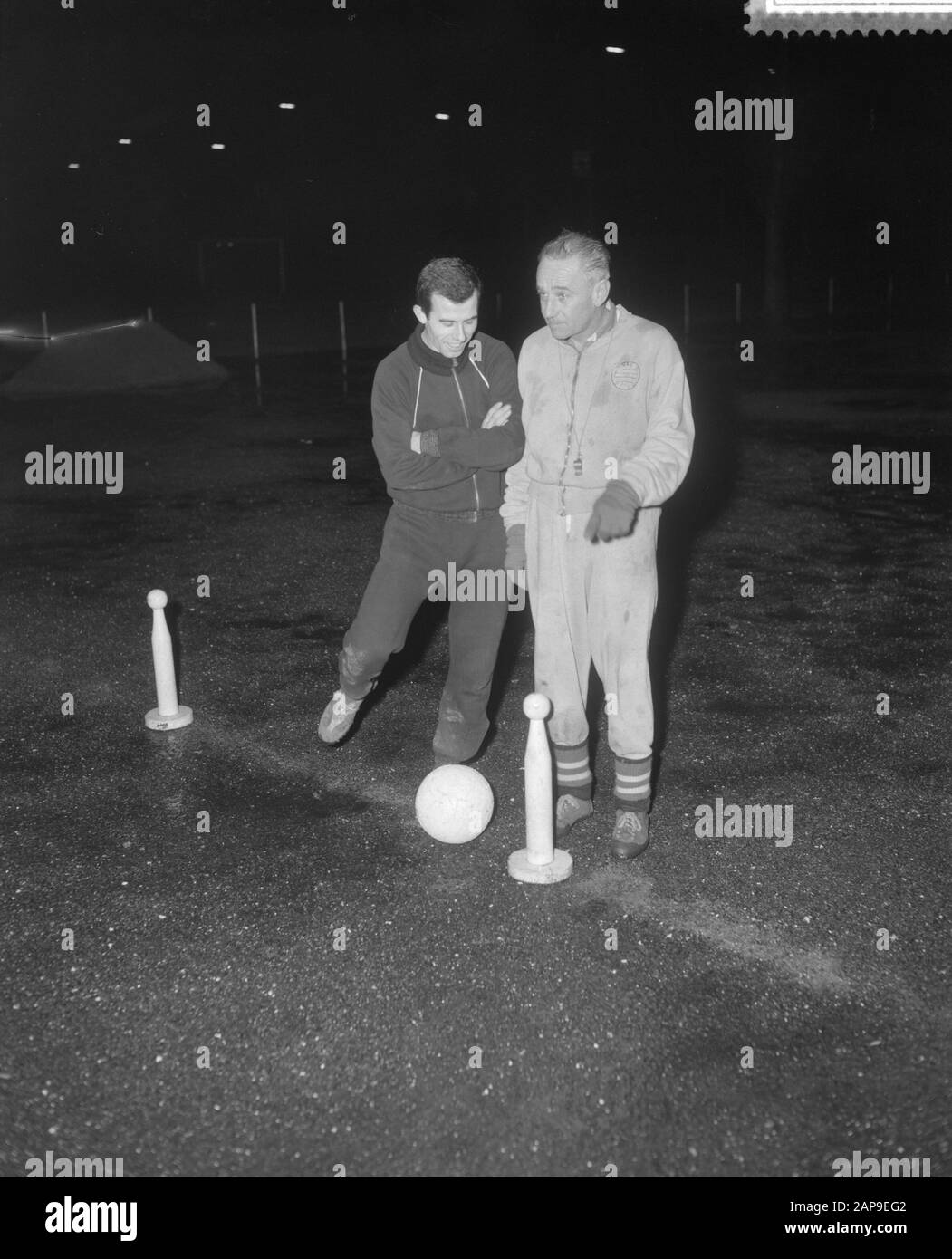 Coen Moulijn with trainer George Sobotka Date: 6 January 1961 Keywords: sport, football Person name: Moulijn, Coen, Sobotka, George Stock Photo