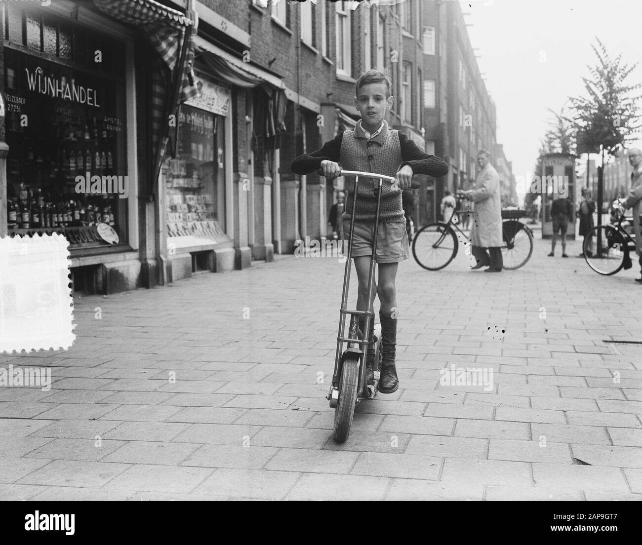 Autoped with handlebar movable for movement Date: 24 July 1951 Location: Amsterdam Keywords: autopeds Stock Photo