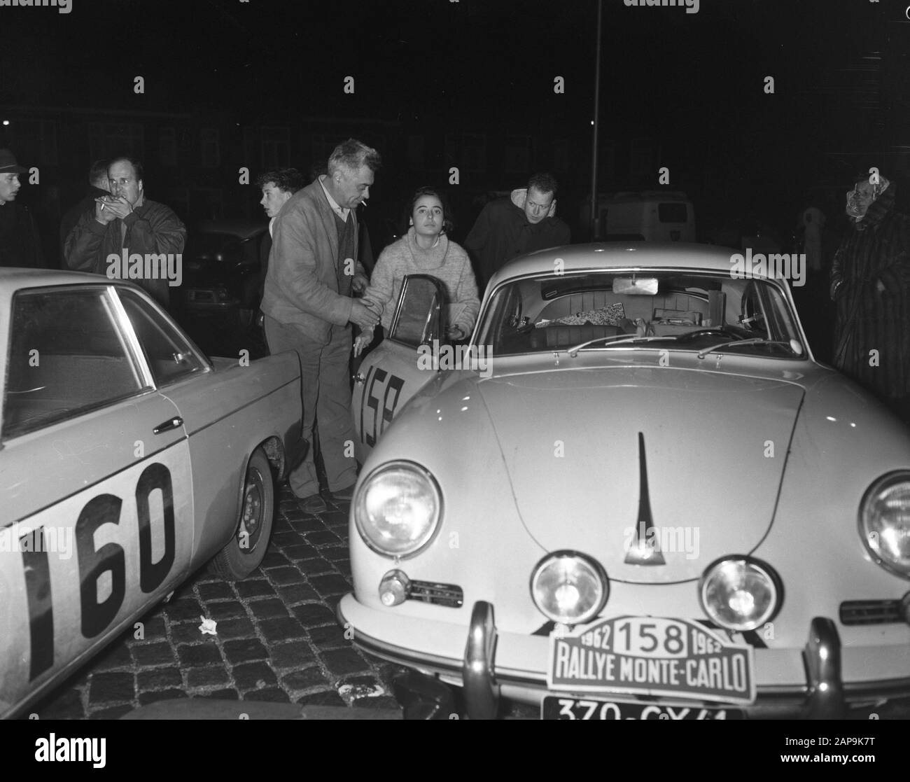 Participants Rally Monte Carlo time control in Scheveningen: Henri Hourtoulle and Jeanne Hourtoulle number 158 Porsche Date: 21 January 1962 Location: Scheveningen, Zuid-Holland Keywords: participants, time checks Personal name: Hourtoulle, Henri, Hourtoulle, Jeanne Institution name: Porsche, Rally Monte Carlo Stock Photo