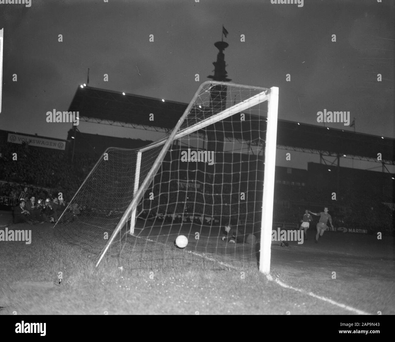 Beufica against Real Madrid 5-3 second goal of Puska Date: May 2, 1962 Keywords: goals, sport, football Personal Name: Puskas, Ferenc Institution Name: Real Madrid Stock Photo