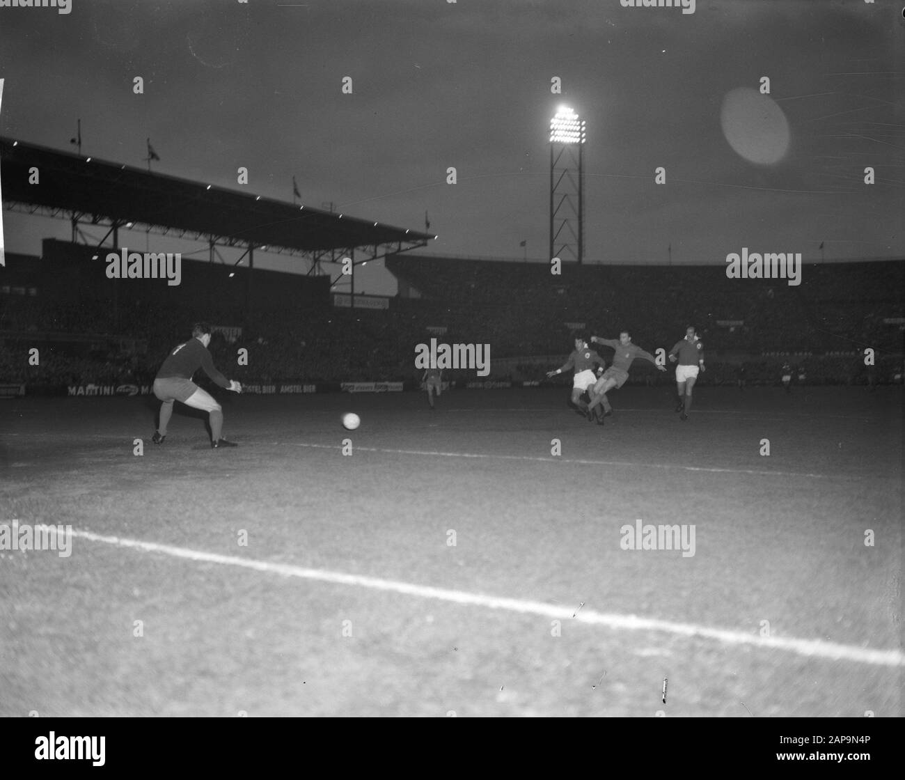 Benfica versus Real Madrid (Final European Cup I in Amsterdam) 5-3 first goal for Real Madrid dppr Puskas Date: May 2, 1962 Location: Amsterdam, Noord-Holland Keywords: sport, football Personal name: Puskas, Ferenc Stock Photo