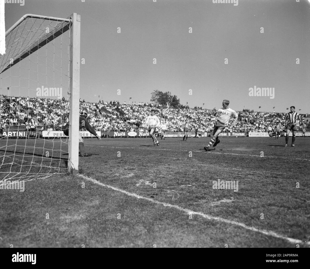 Final KNVB cup Ajax against NAC. Captain Henk Groot and the KNVB Cup Date:  June 14, 1961 Keywords: sport, football Institution name: AJAX, NAC Stock  Photo - Alamy