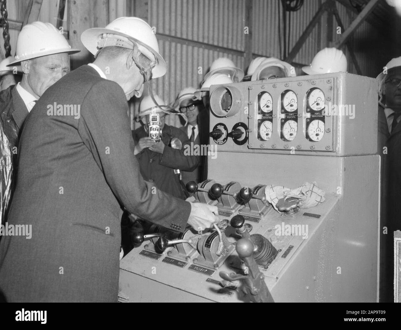Natural gas field in Slochteren officially put into use mr. Fock and drs. de Pous during the commissioning of the tower Date: 25 July 1963 Location: Groningen, Slochteren Personal name: Drs. de Pous Stock Photo
