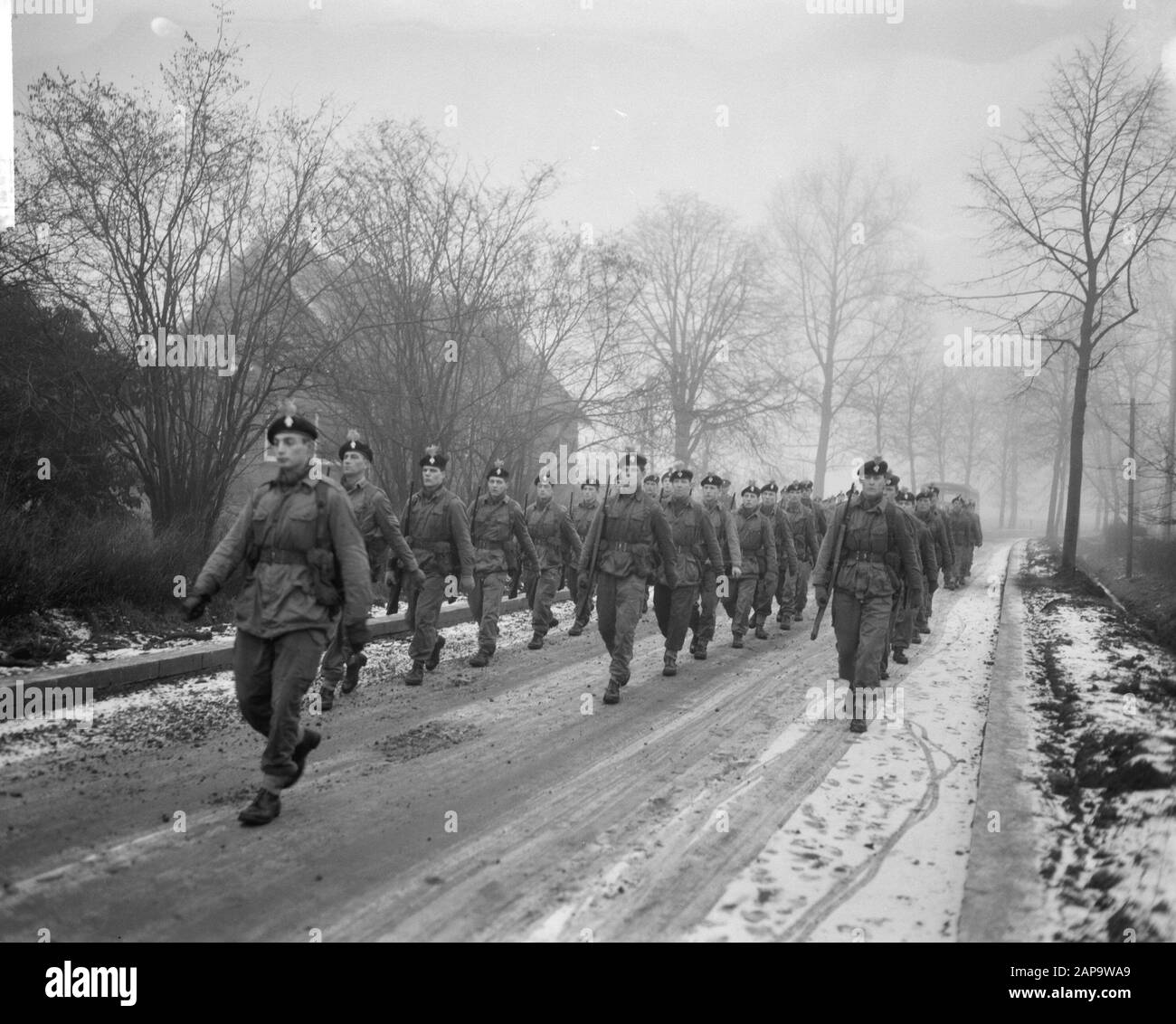 British soldiers marching from Osnabruck to Hoek van Holland, when crossing  the troops received a 1,5 meter long currant-road, where Date: 29 January  1964 Location: Hoek of Holland, Osnabrück Keywords: MANSES, MILITAIREN,