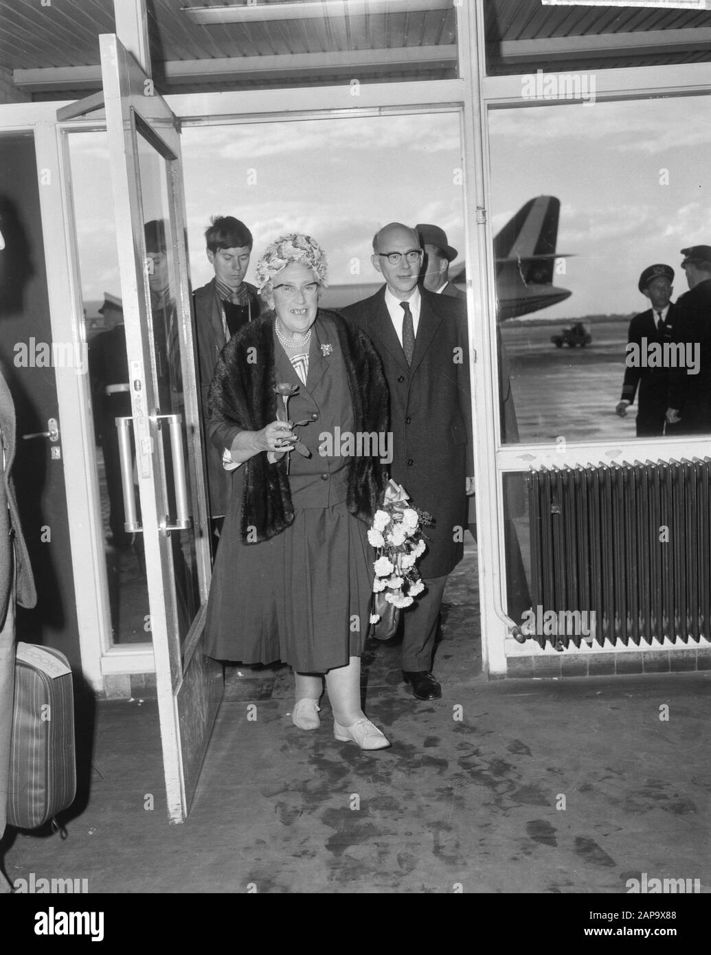 Agatha Christie in the Netherlands (detective writer), upon arrival at Schiphol Airport with rose in her hand Date: September 17, 1964 Location: Noord-Holland, Schiphol Keywords: arrivals Personal name : Agatha Christie Stock Photo