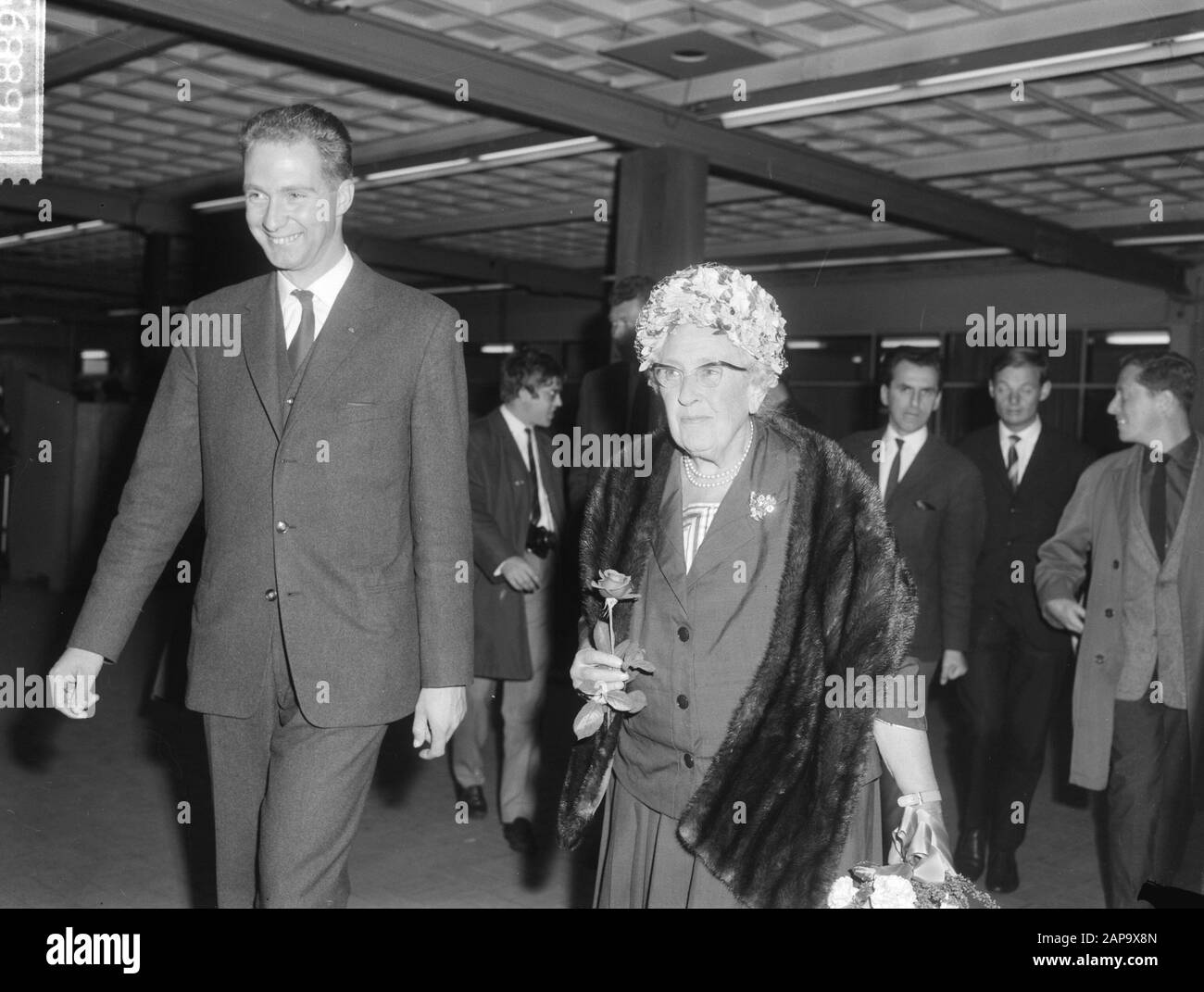 Agatha Christie in the Netherlands (detective writer), upon arrival at Schiphol Airport with rose in her hand Date: September 17, 1964 Location: Noord-Holland, Schiphol Keywords: arrivals Personal name : Agatha Christie Stock Photo