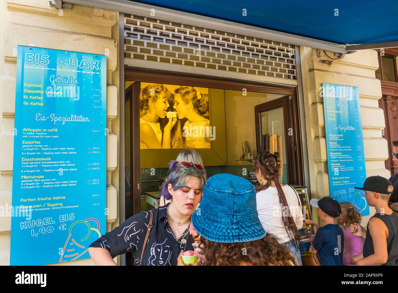 Children eating ice cream cones hires stock photography and images Alamy