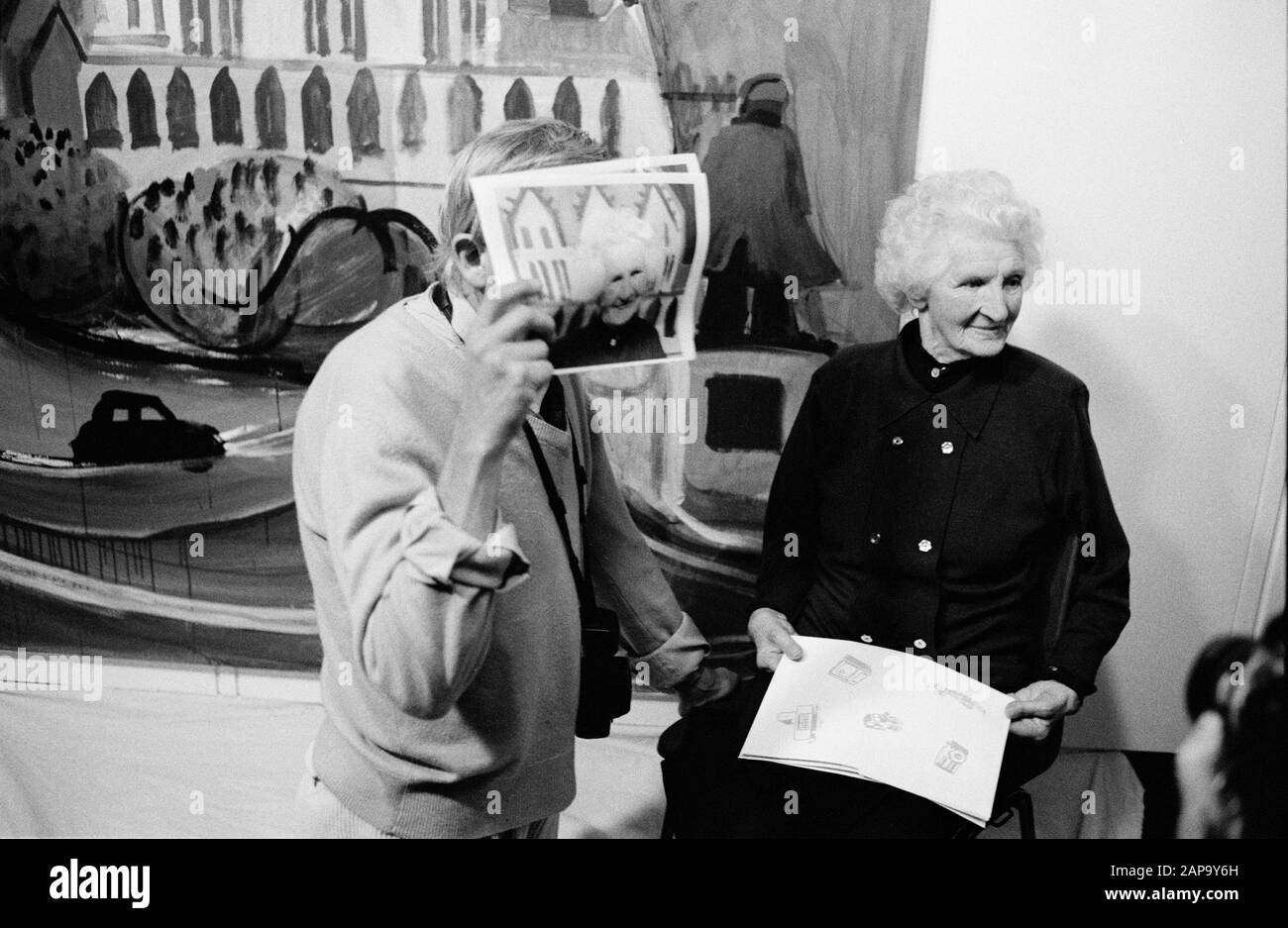 David Hockney (left) with picture of Artist's Mother Laura. Electronic Age Exhibition. Bradford Museum of Film, Photography and Television May 1991. Stock Photo