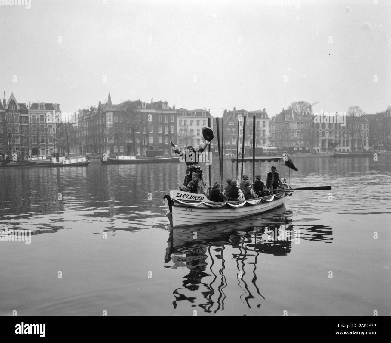 Blue Boekanier in the city for children's book week, Date: 31 October 1964 Location: Amsterdam, Noord-Holland Keywords: Children, canals Stock Photo