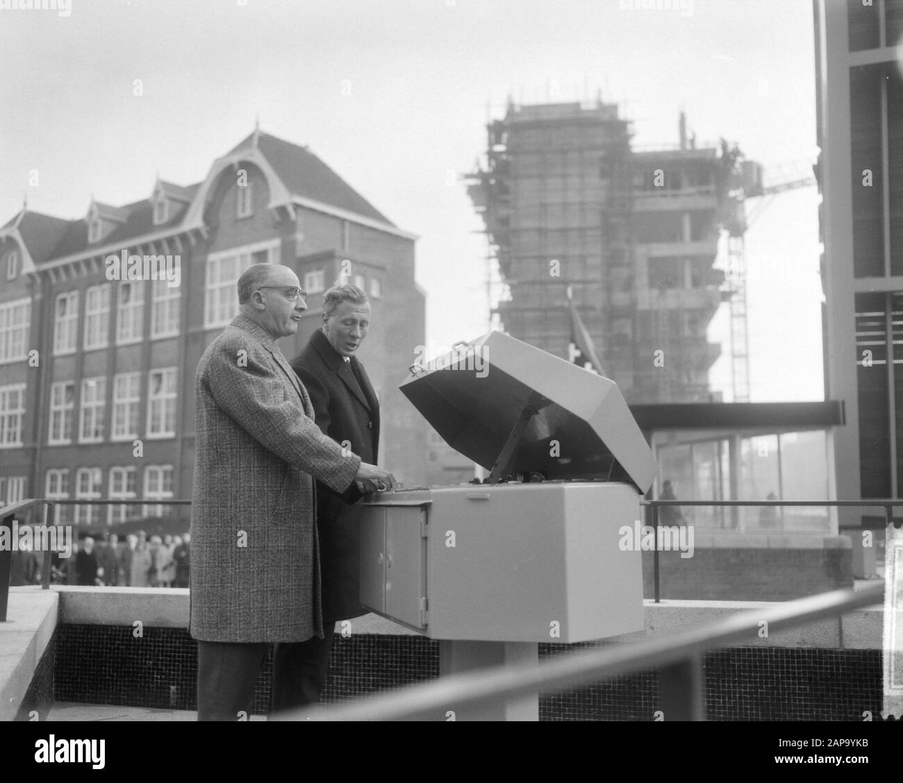 Known journalists four bridges put into use, Meijer Sluyser Date: December 1, 1964 Keywords: BURGEN, Joop van/Anefo Copyright bbende: National Archive Material Type: Negative (black/white) Archive inventory number: view access 2.24.01.04 Stock Photo