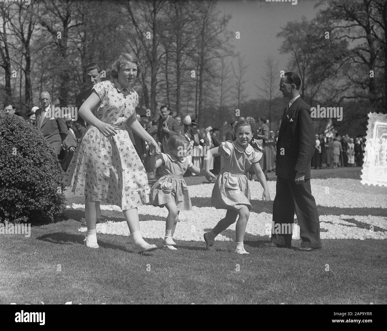 Koninginnedag 1952 Description: Defilé op Soestdijk Princesses Beatrix,  Margriet en Marijke (Christina) Date: April 30, 1952 Location: Soestdijk  Keywords: Floral files, holidays, queens, monarchy, princesses, princesses,  birthdays Personal name ...