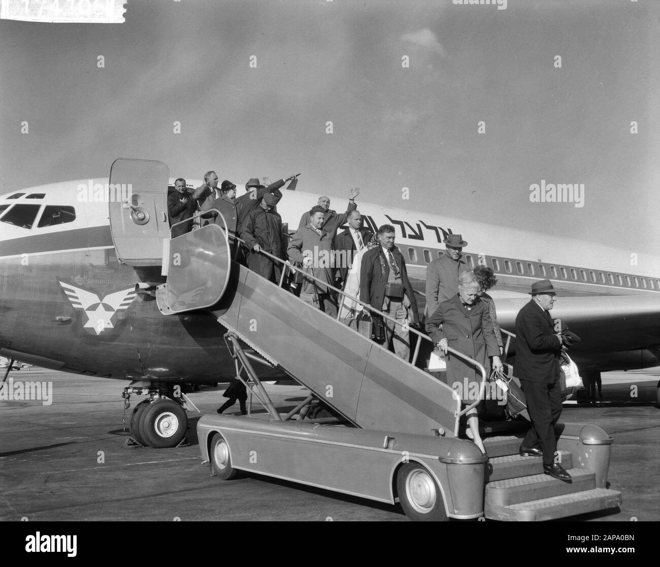 Subscribers Haagsche Courant back from Israel (commissioned Haagsche Courant) Date: February 8, 1965 Location: Israel Keywords: arrivals Personal name: Haagsche Courant Stock Photo