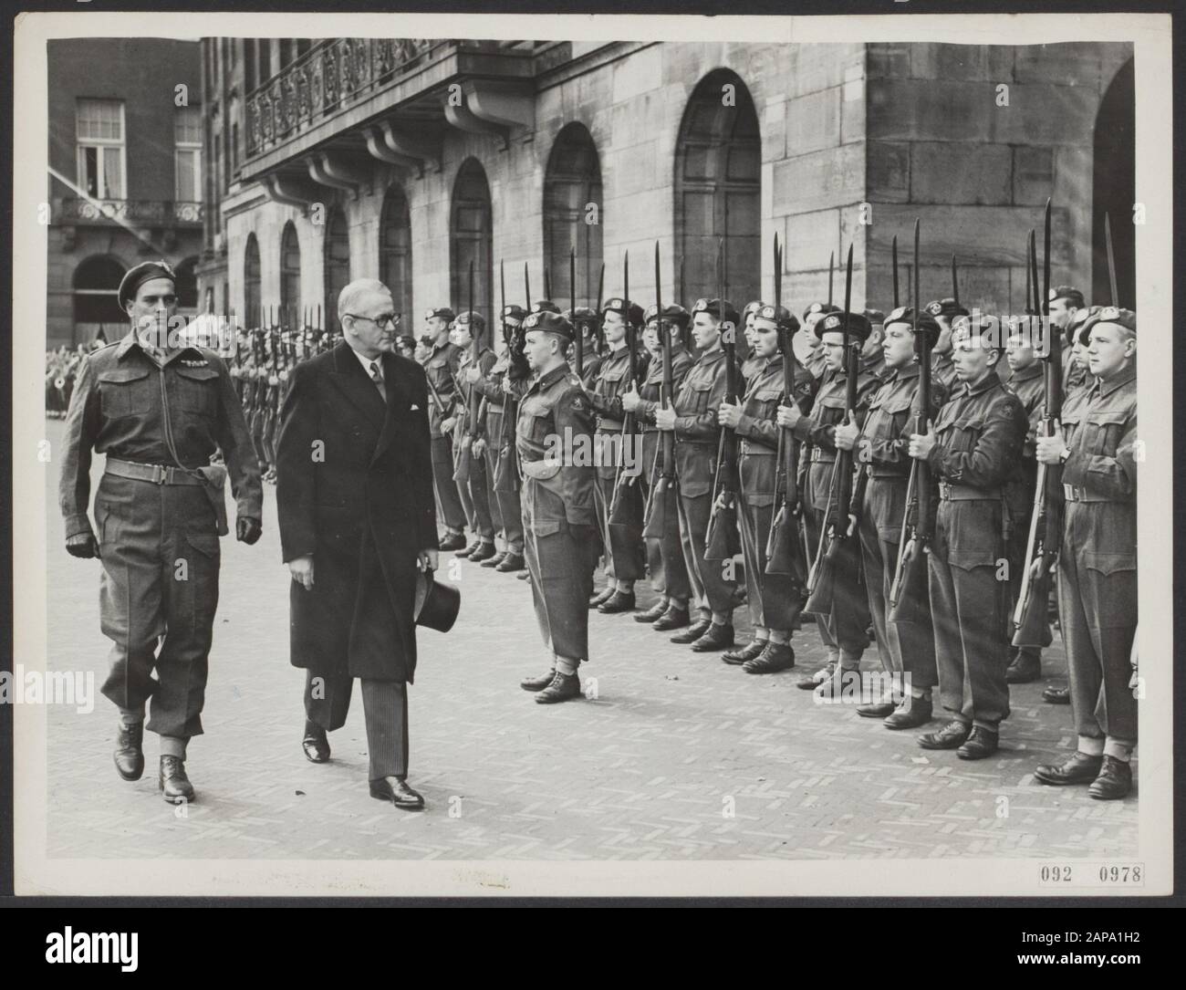 Alfred Stirling, the newly appointed Australian ambassador in The Hague, has presented his credentials to Queen Juliana at the Palace on the Dam Square in Amsterdam. Inspection of the guard of honor in front of the palace Annotation: Dating on the back photo is a day later than in photo administration Anefo Date: 9 October 1950 Location: Amsterdam Keywords: offers, ambassadors, honorary guards Personal name: Stirling, Alfred Institution name: Palace on the Dam Square Stock Photo