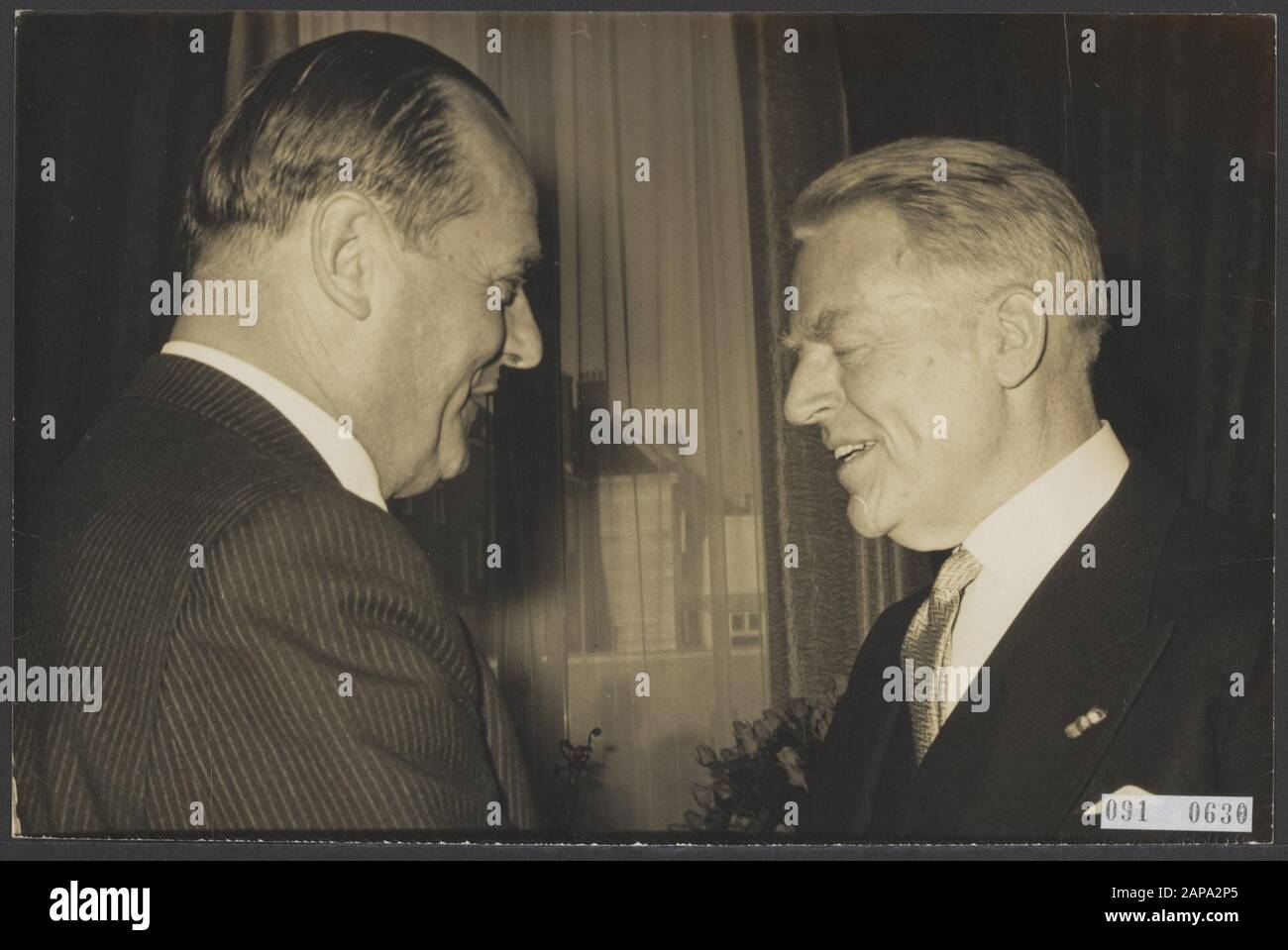 Farewell reception of Dr. M. W. Holtrop, director of the Dutch Bank, at the Amstelhotel, mr. P. Blaisse (left) came to say goodbye Date: 26 april 1967 Location: Amsterdam, Noord- Holland Keywords: farewell, directors, receptions Personal name: Blaise, P., Holstop, M.W. Stock Photo