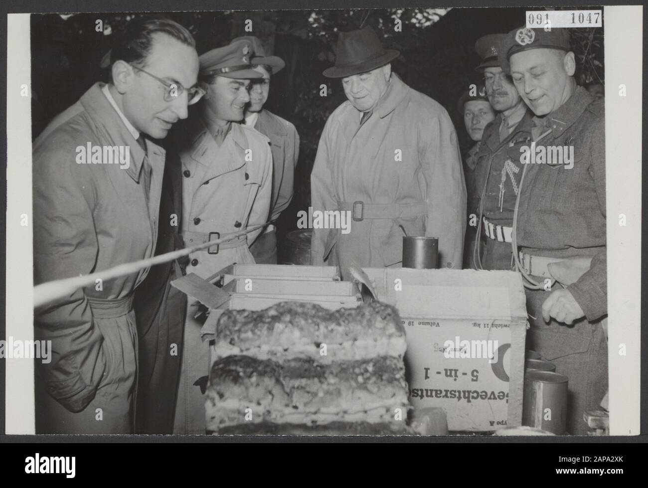 visits, officers, military operations, loaves, Iamay, Duchateau H.A.G., Grand Repulse, Great Britain Date: 23 September 1953 Location: Great Britain Keywords: visits, breads, military operations, officers Personal name: Duchateau H.A.G., Grand Repulse, Iamay Stock Photo