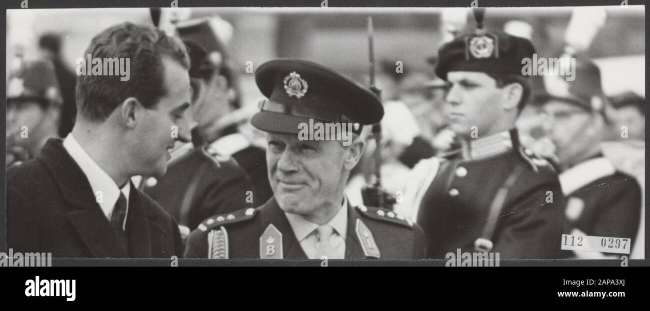 Arrival of Prince Juan Carlos at Schiphol Airport. Together with C.C. Geertsema (right), adjutant of Prince Bernhard, he inspects the honorary guard Date: March 8, 1966 Location: Noord-Holland, Schiphol Keywords: arrivals, honorary guards, inspections, officers, princes Personal name: Geertsema C C, Juan Carlos Stock Photo