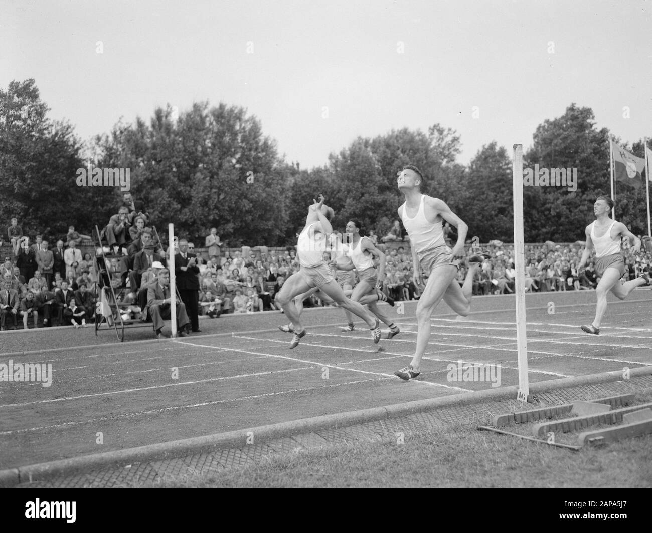 Atletiek Den Haag R.V.nederland, final 100 m mens Date: 10 July 1954 Location: The Hague, Zuid-Holland Keywords: ATTLETICS, finals Stock Photo