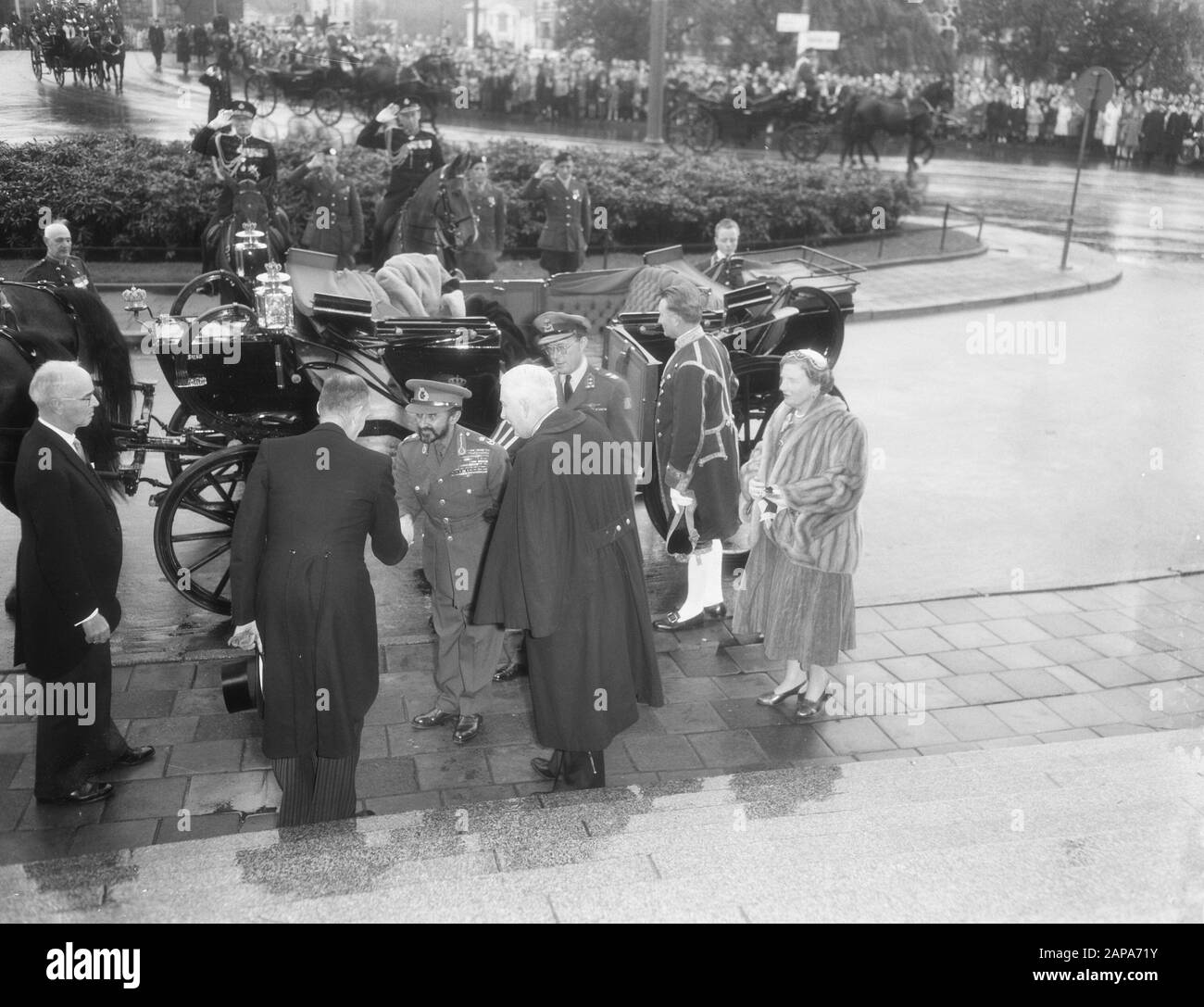Visit Emperor Haile Selassie of Ethiopia to our country Visit Institute of the Tropics Date: November 3, 1954 Keywords: visits, emperors Personal name: Institute for the Tropics Stock Photo