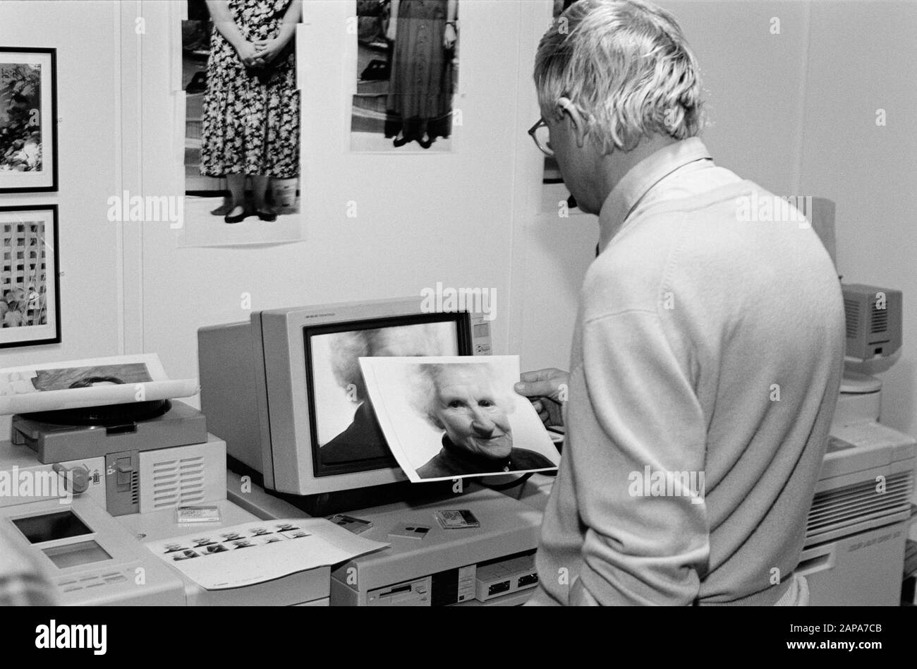 David Hockney with picture of Artist's Mother Laura. Electronic Age Exhibition. Bradford Museum of Film, Photography and Television May 1991. Stock Photo