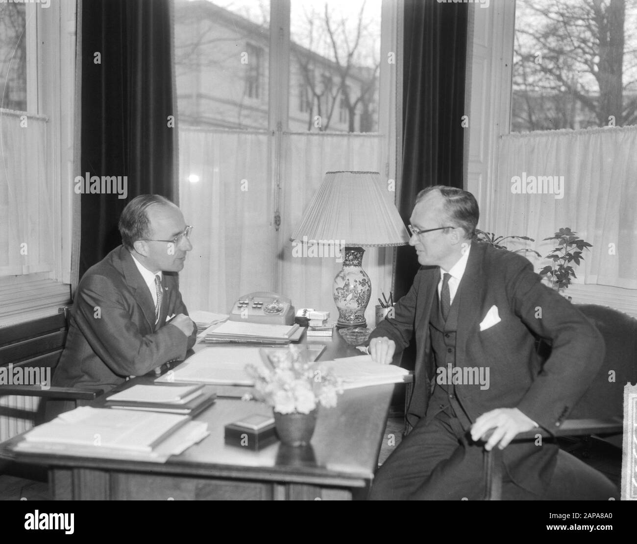De cabinet crisis, mr. Cals and minister Witteveen Date: March 17, 1965 Keywords: KABINETSCRISIS Personal name: Cals, Jo, Witteveen, Johan Stock Photo