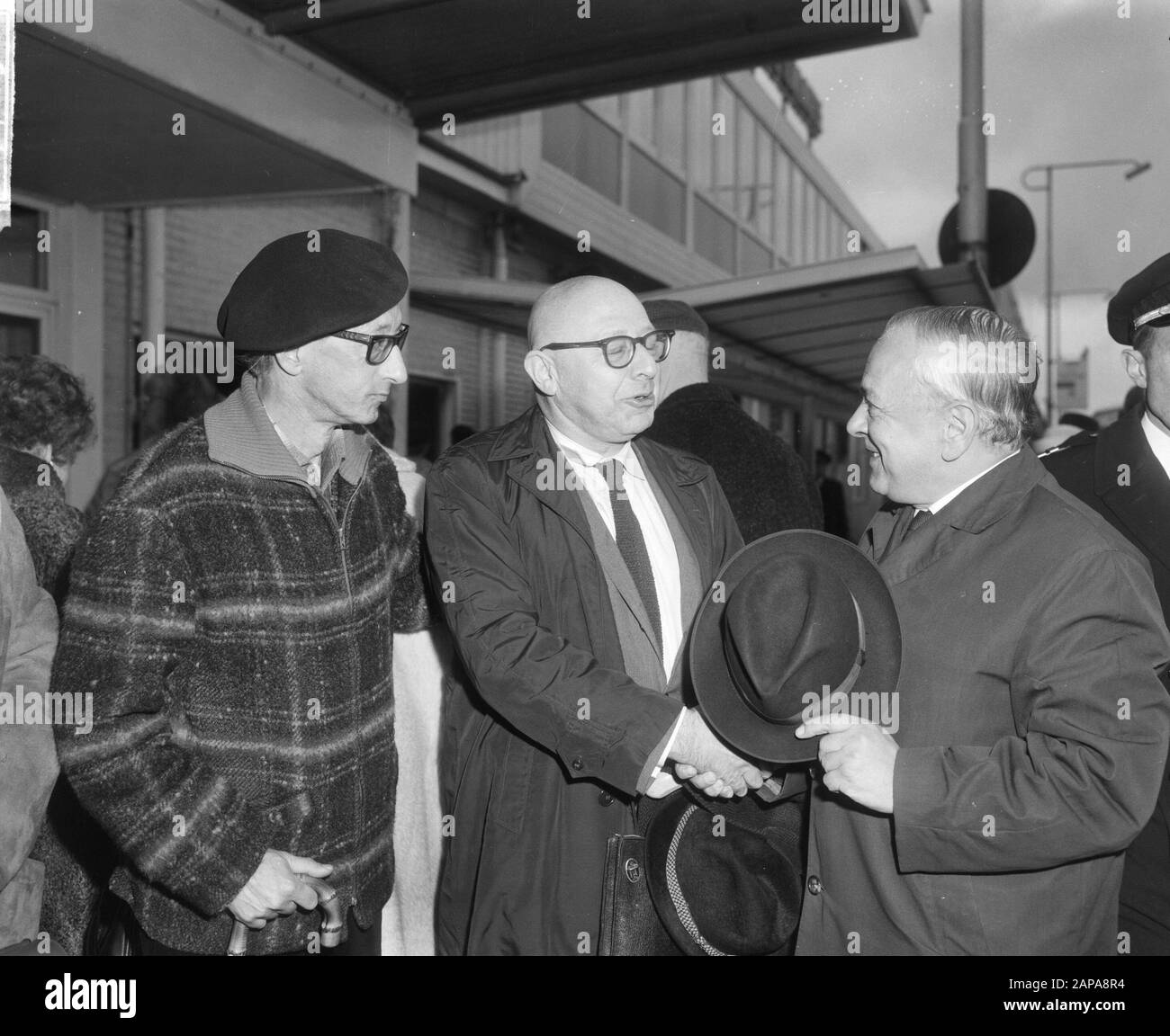 Arrival film director Arthur Dreifuss at Schiphol Airport, Arthur Dreifuss greeted by Mr. Landre (right), left Jac van Meegeren Date: 10 May 1965 Location: Noord-Holland, Schiphol Keywords: arrivals, film directors Personal name: Arthur Dreifuss Stock Photo