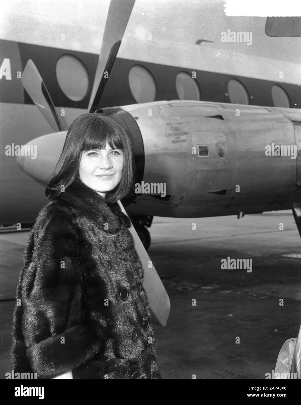 Arrival Sandie Shaw (singer) at Schiphol Date: 21 May 1965 Location: Noord-Holland, Schiphol Keywords: arrivals, singers Personal name: Shaw, Sandie Stock Photo