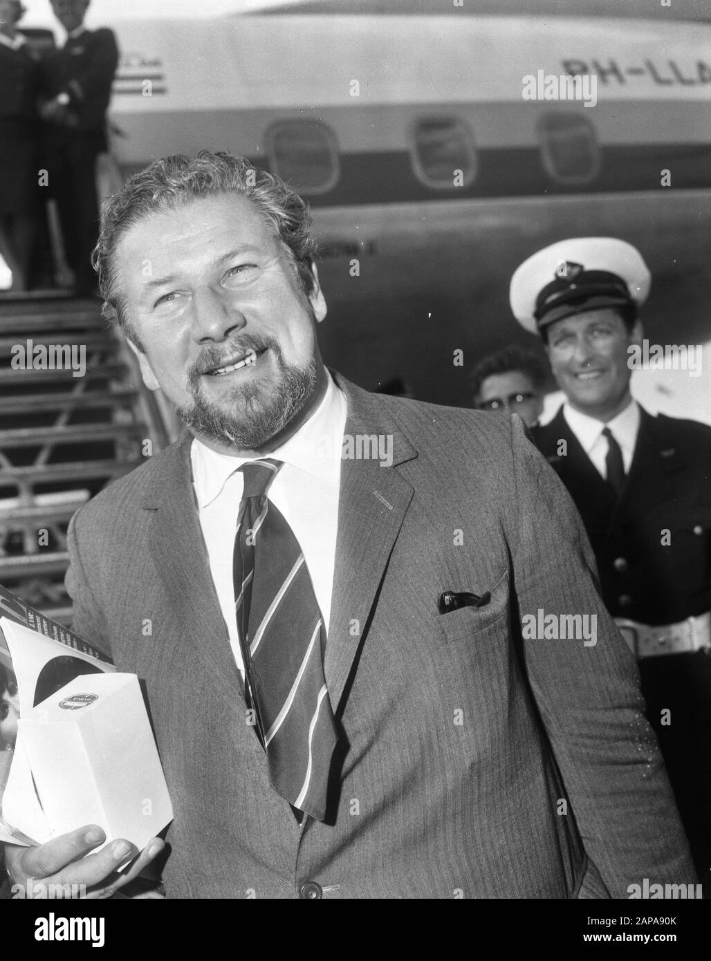 Arrival Charlie Chaplin and wife at Schiphol, Peter Ustinov (kop) Date: 23 June 1965 Location: Noord-Holland, Schiphol Keywords: arrivals, actors Personal name: Ustinov, Peter Stock Photo