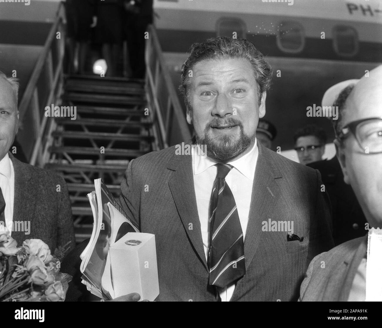 Arrival Charlie Chaplin and wife at Schiphol, Peter Ustinov (kop) Date: 23 June 1965 Location: Noord-Holland, Schiphol Keywords: arrivals, actors Personal name: Ustinov, Peter Stock Photo