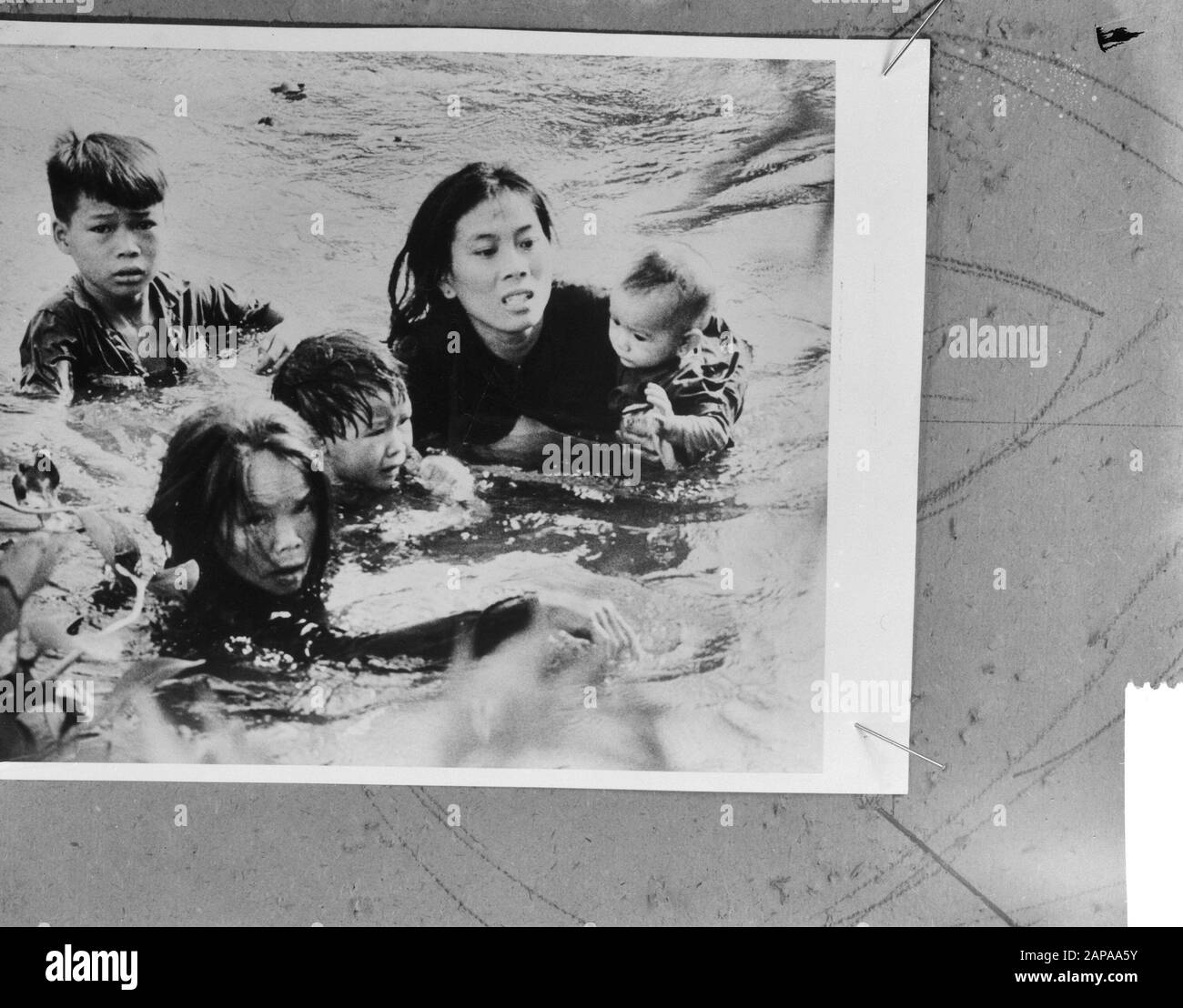 Best photo of 1965, woman with children Date: January 3, 1966 Keywords: PHOTOS, Children, Women Stock Photo
